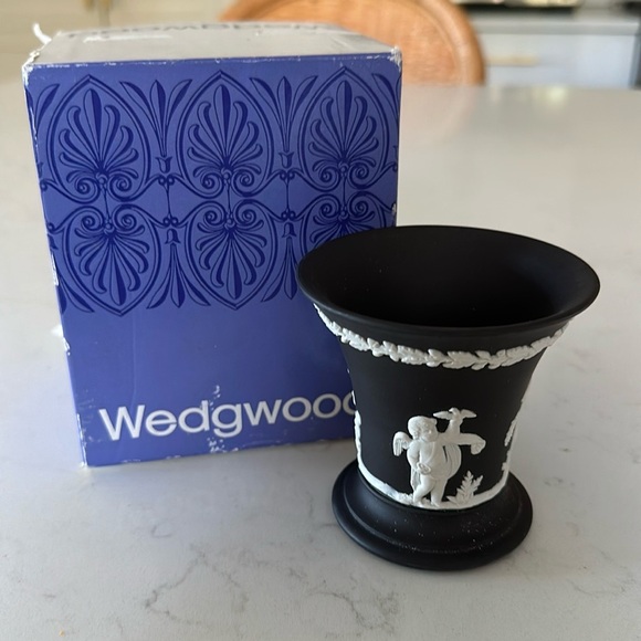 Wedgwood Cream on Black Jasperware Cherubs Trumpet Vase Posy Pot - Picture 1 of 3